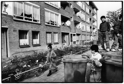 351151 Afbeelding van kinderen bij een aantal kliko's in de Huis te Vlietlaan te Utrecht.